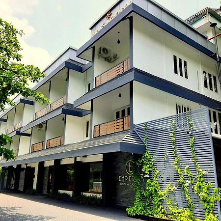Emperor-Hotel Rachana Continental Pvt Ltd Kizhake Chālakudi エクステリア 写真