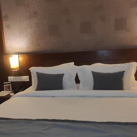 Emperor-Hotel Rachana Continental Pvt Ltd Kizhake Chālakudi エクステリア 写真