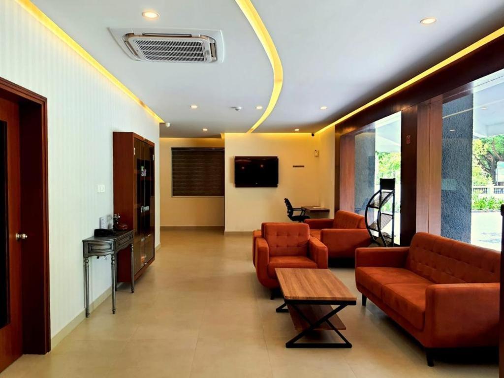 Emperor-Hotel Rachana Continental Pvt Ltd Kizhake Chālakudi エクステリア 写真