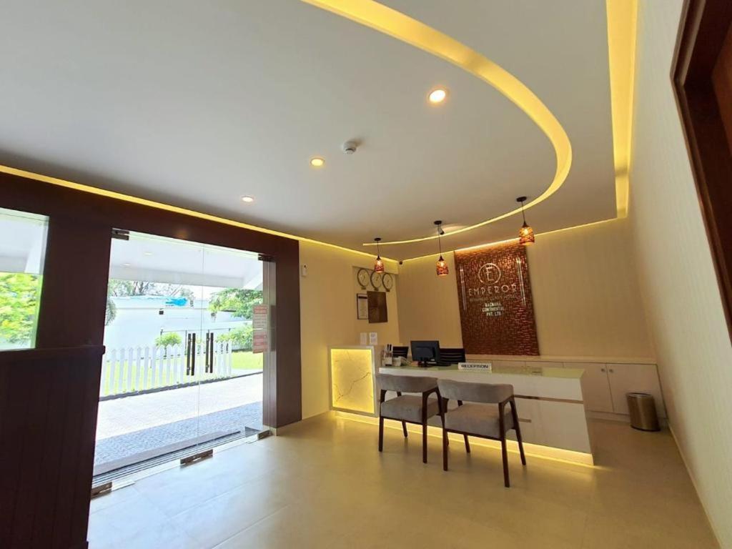 Emperor-Hotel Rachana Continental Pvt Ltd Kizhake Chālakudi エクステリア 写真