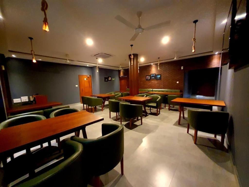 Emperor-Hotel Rachana Continental Pvt Ltd Kizhake Chālakudi エクステリア 写真