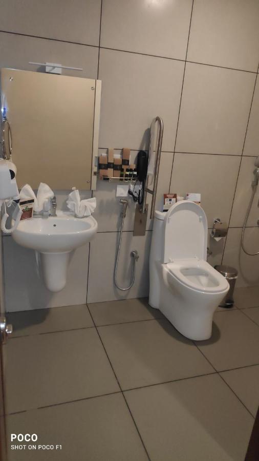Emperor-Hotel Rachana Continental Pvt Ltd Kizhake Chālakudi エクステリア 写真