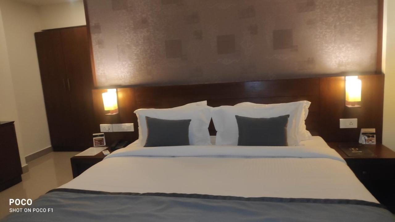 Emperor-Hotel Rachana Continental Pvt Ltd Kizhake Chālakudi エクステリア 写真