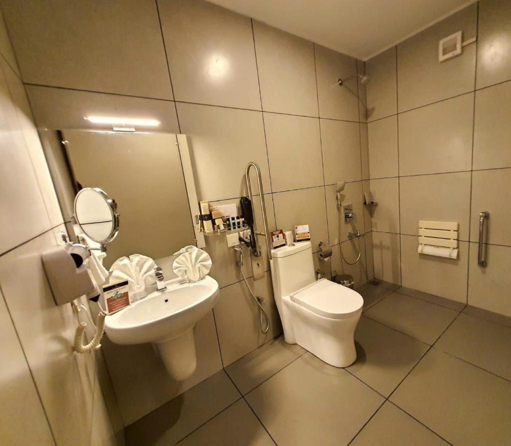 Emperor-Hotel Rachana Continental Pvt Ltd Kizhake Chālakudi エクステリア 写真