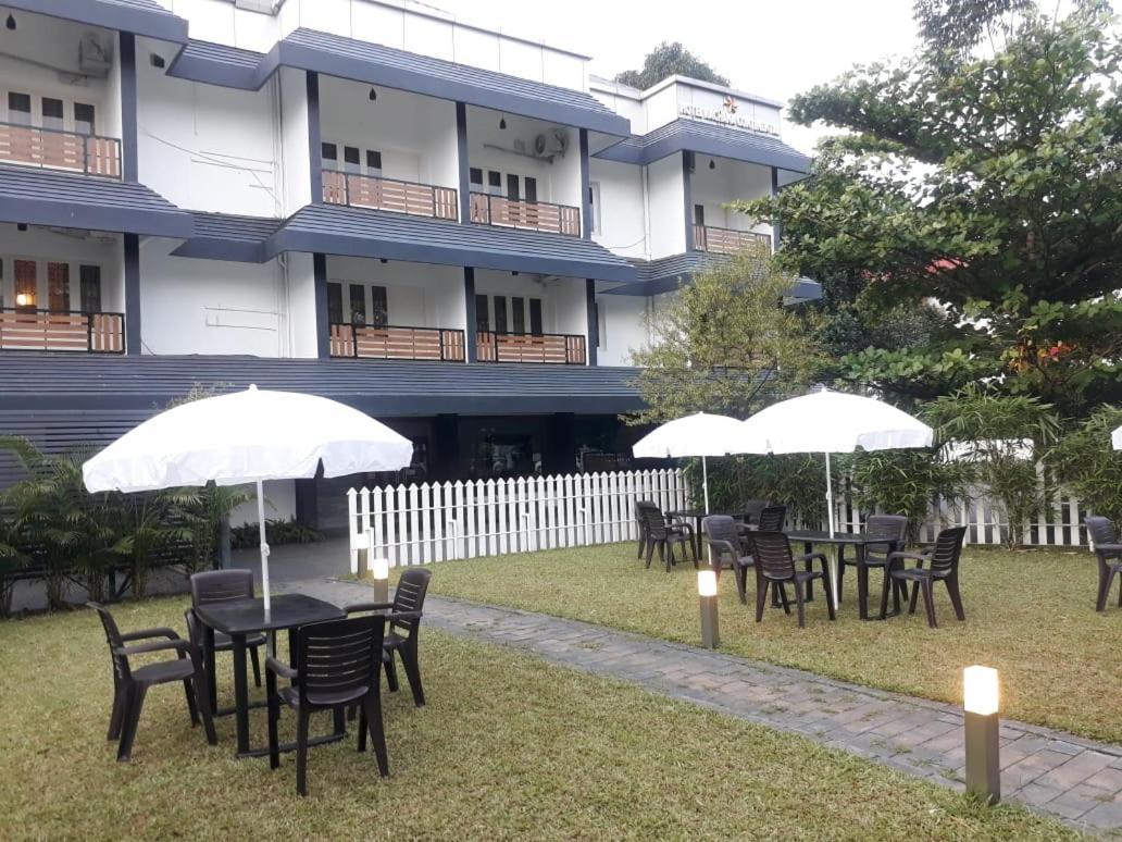 Emperor-Hotel Rachana Continental Pvt Ltd Kizhake Chālakudi エクステリア 写真