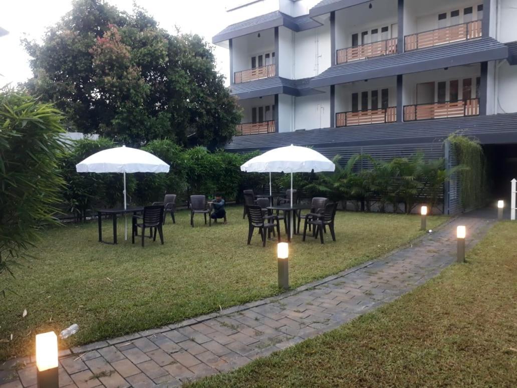Emperor-Hotel Rachana Continental Pvt Ltd Kizhake Chālakudi エクステリア 写真