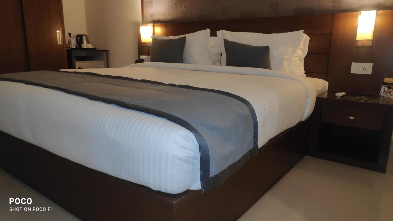 Emperor-Hotel Rachana Continental Pvt Ltd Kizhake Chālakudi エクステリア 写真