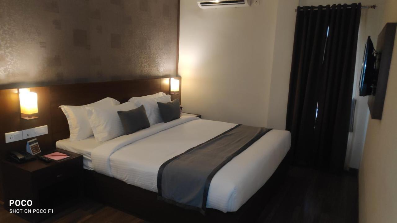 Emperor-Hotel Rachana Continental Pvt Ltd Kizhake Chālakudi エクステリア 写真
