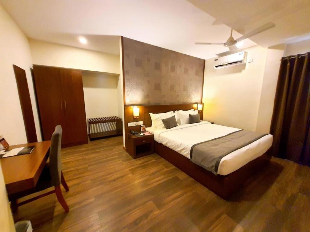 Emperor-Hotel Rachana Continental Pvt Ltd Kizhake Chālakudi エクステリア 写真