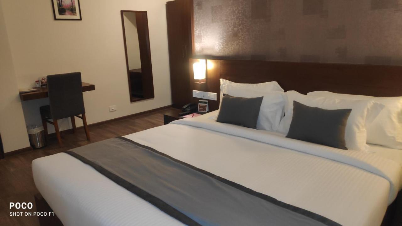 Emperor-Hotel Rachana Continental Pvt Ltd Kizhake Chālakudi エクステリア 写真