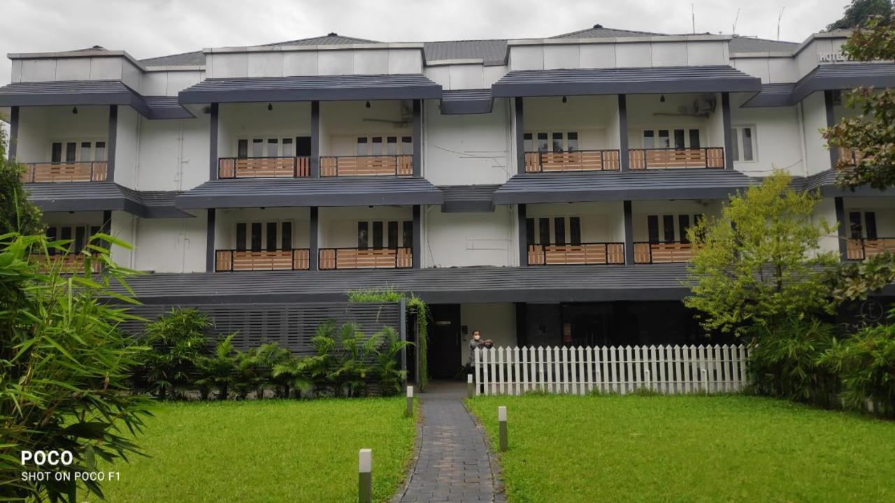 Emperor-Hotel Rachana Continental Pvt Ltd Kizhake Chālakudi エクステリア 写真