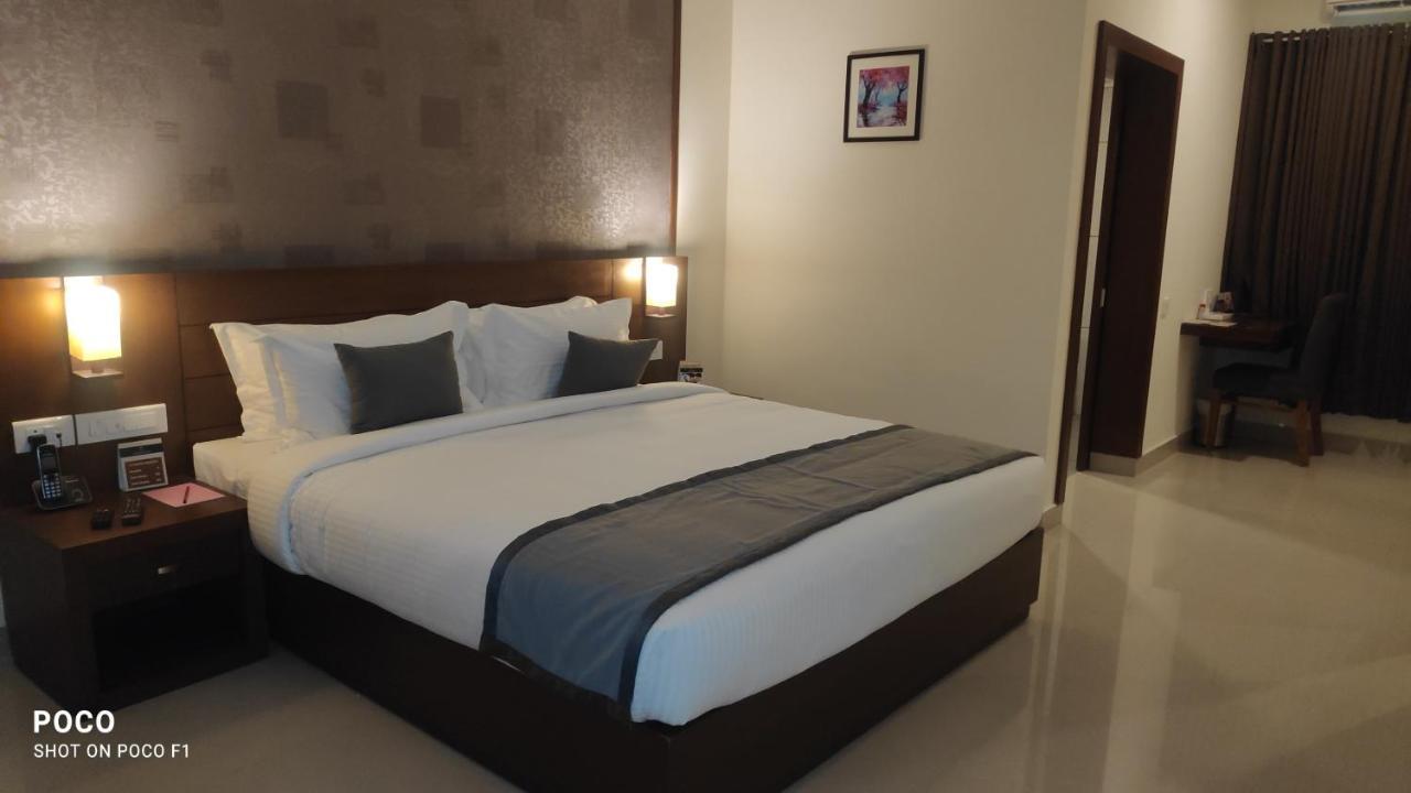 Emperor-Hotel Rachana Continental Pvt Ltd Kizhake Chālakudi エクステリア 写真