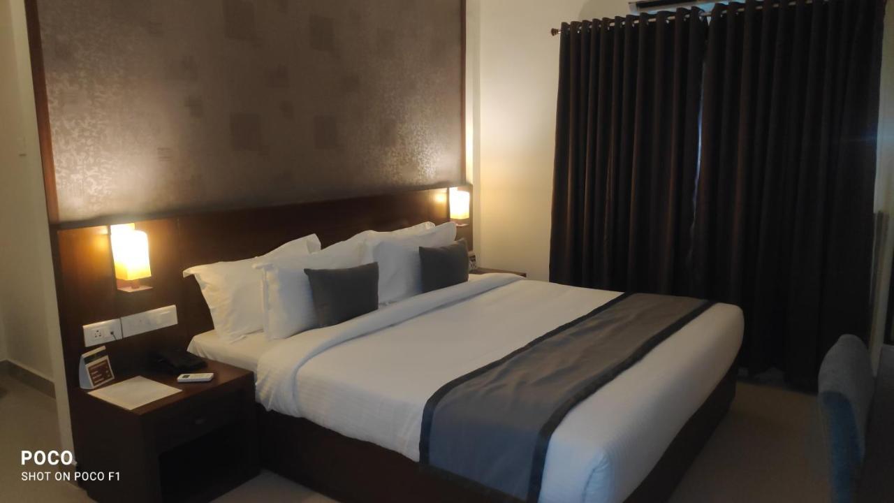 Emperor-Hotel Rachana Continental Pvt Ltd Kizhake Chālakudi エクステリア 写真