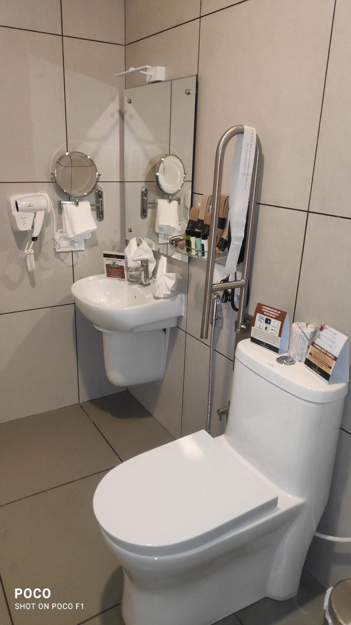 Emperor-Hotel Rachana Continental Pvt Ltd Kizhake Chālakudi エクステリア 写真